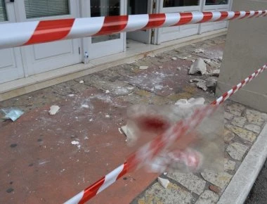 Καλαμάτα: Σοβαρά τραυματισμένη 45χρονη - Της έπεσε κομμάτι γύψου έξω από υποκατάστημα τράπεζας! (φωτό, βίντεο)